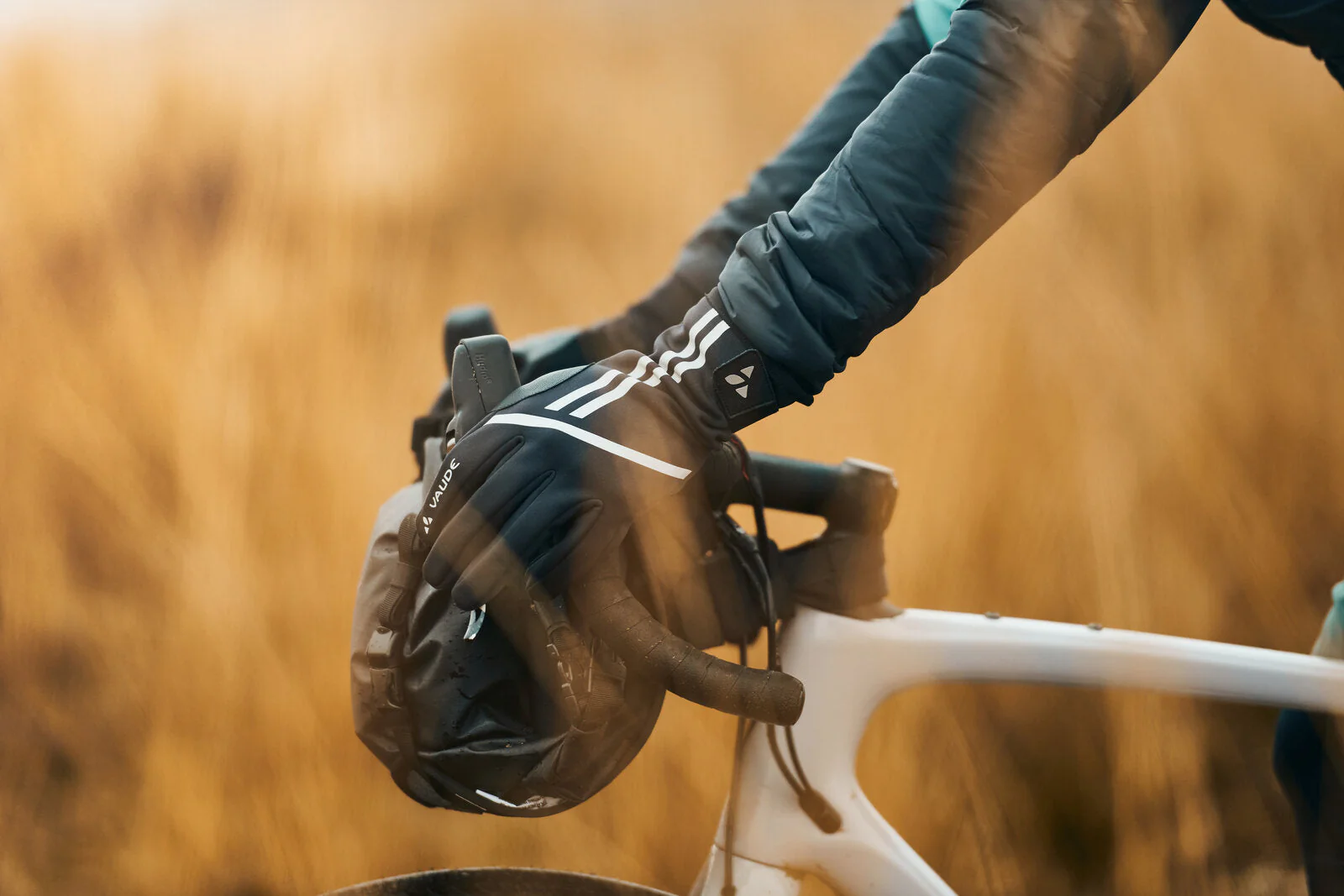 VAUDE Posta Warm Gloves neon orange - Image 3